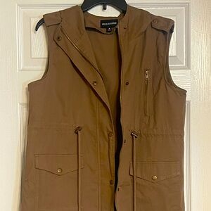 Sleeveless hooded jacket